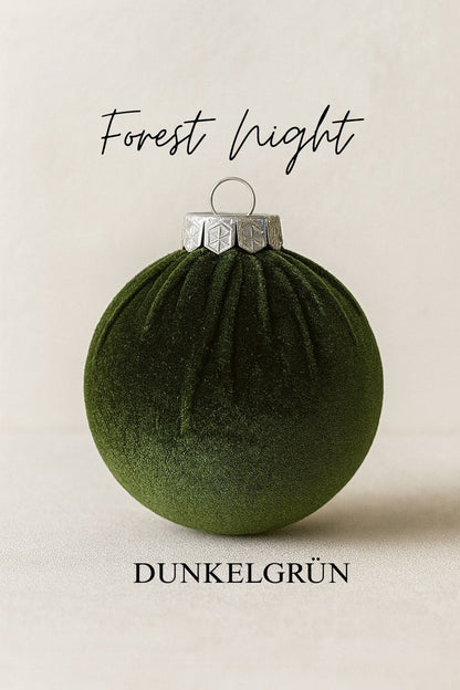 Personalisierbare Weihnachtskugel in Dunkelgrün, Ø 8 cm, beflockt mit edler Samt-Oberfläche und silbernem Kranz.