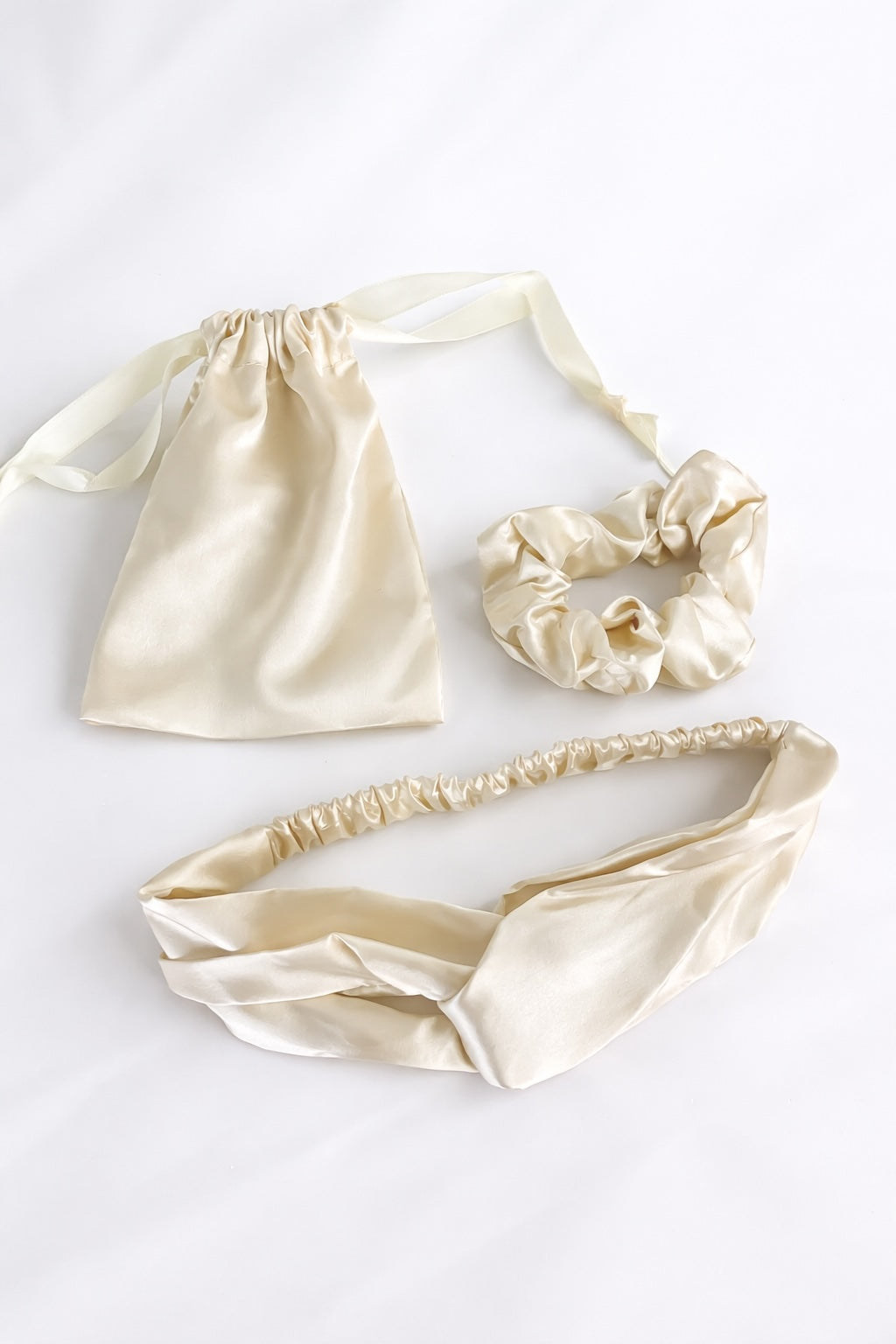 Satin Haaraccessoires Set in Creme mit Stirnband, Scrunchie und Aufbewahrungsbeutel