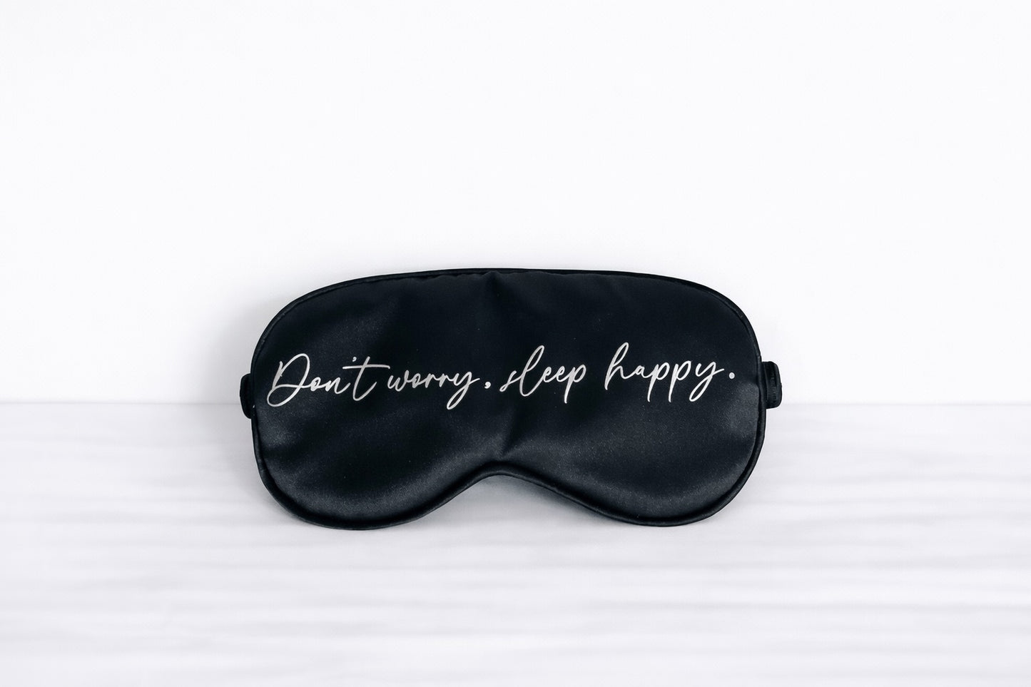 Schwarze Schlafmaske mit Aufdruck "Don't worry sleep happy"