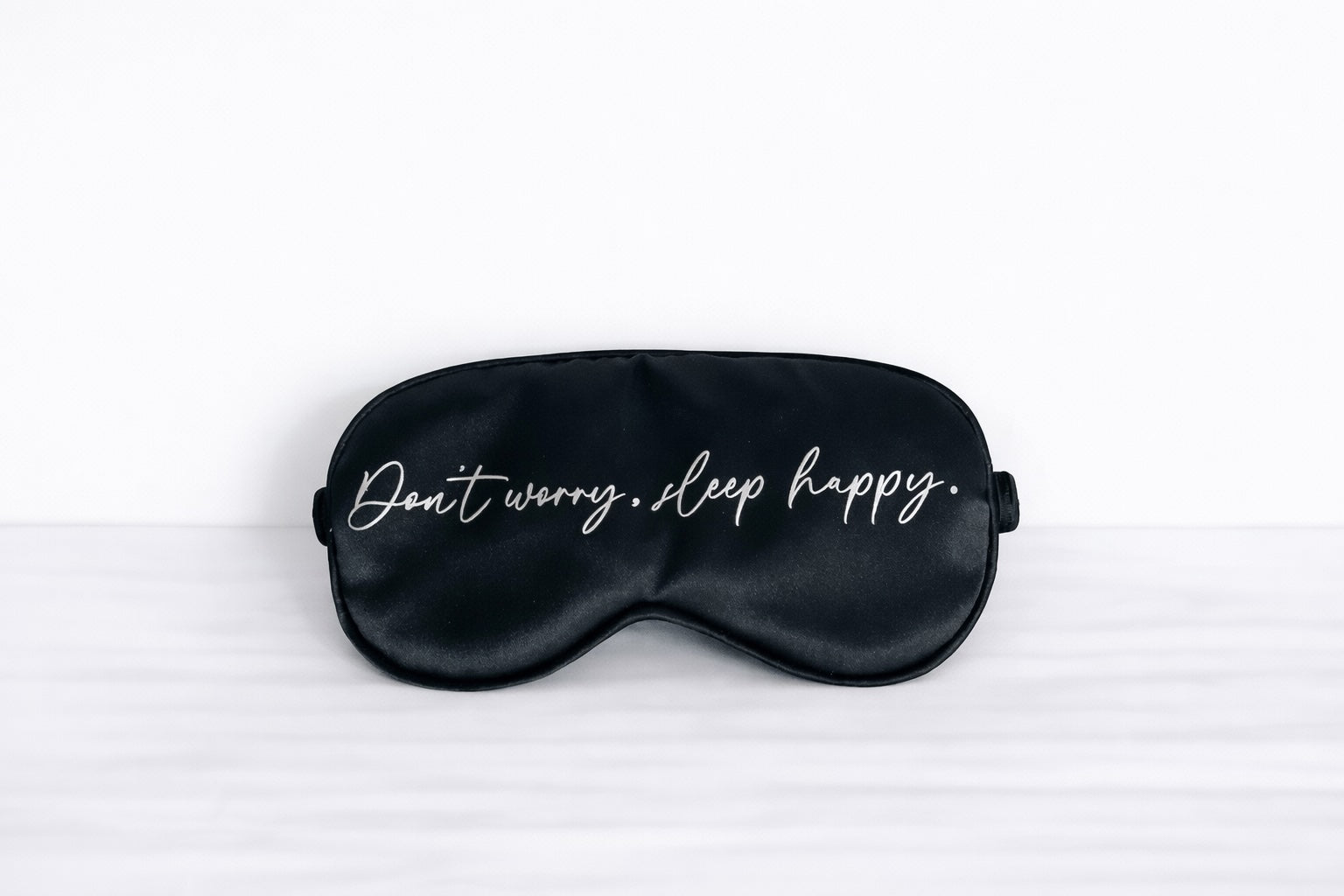 Schwarze Schlafmaske mit Aufdruck "Don't worry sleep happy"