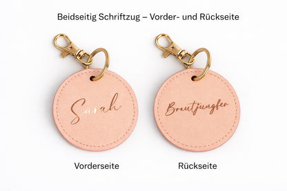 Personalisierter Brautjungfer Schlüsselanhänger in Rosa mit beidseitigem Schriftzug, gezeigt mit Vorderseite (Name) und Rückseite (Brautjungfer) auf hellem Hintergrund.