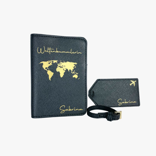Personalisierte schwarze Reisepasshülle mit goldener Weltkarte und Schriftzug „Weltenbummlerin“ sowie passendem Kofferanhänger mit Flugzeugsymbol und Namen „Sabrina“, aus veganem Saffiano-Leder.