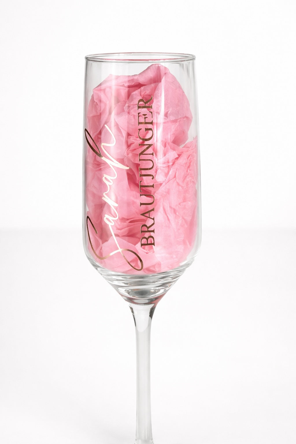 Personalisiertes Sektglas für die Brautjungfer mit Name in Roségold und Schriftzug ‚Brautjungfer‘ auf hellem, minimalistischem Hintergrund.