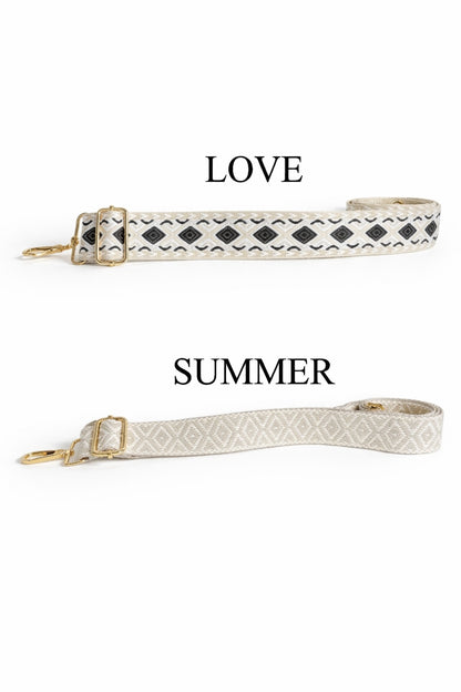 Zwei verstellbare Taschengurte für Umhängetaschen im Boho Stil „Love“ und „Summer“ mit goldenen Karabinern auf hellem neutralem Hintergrund.