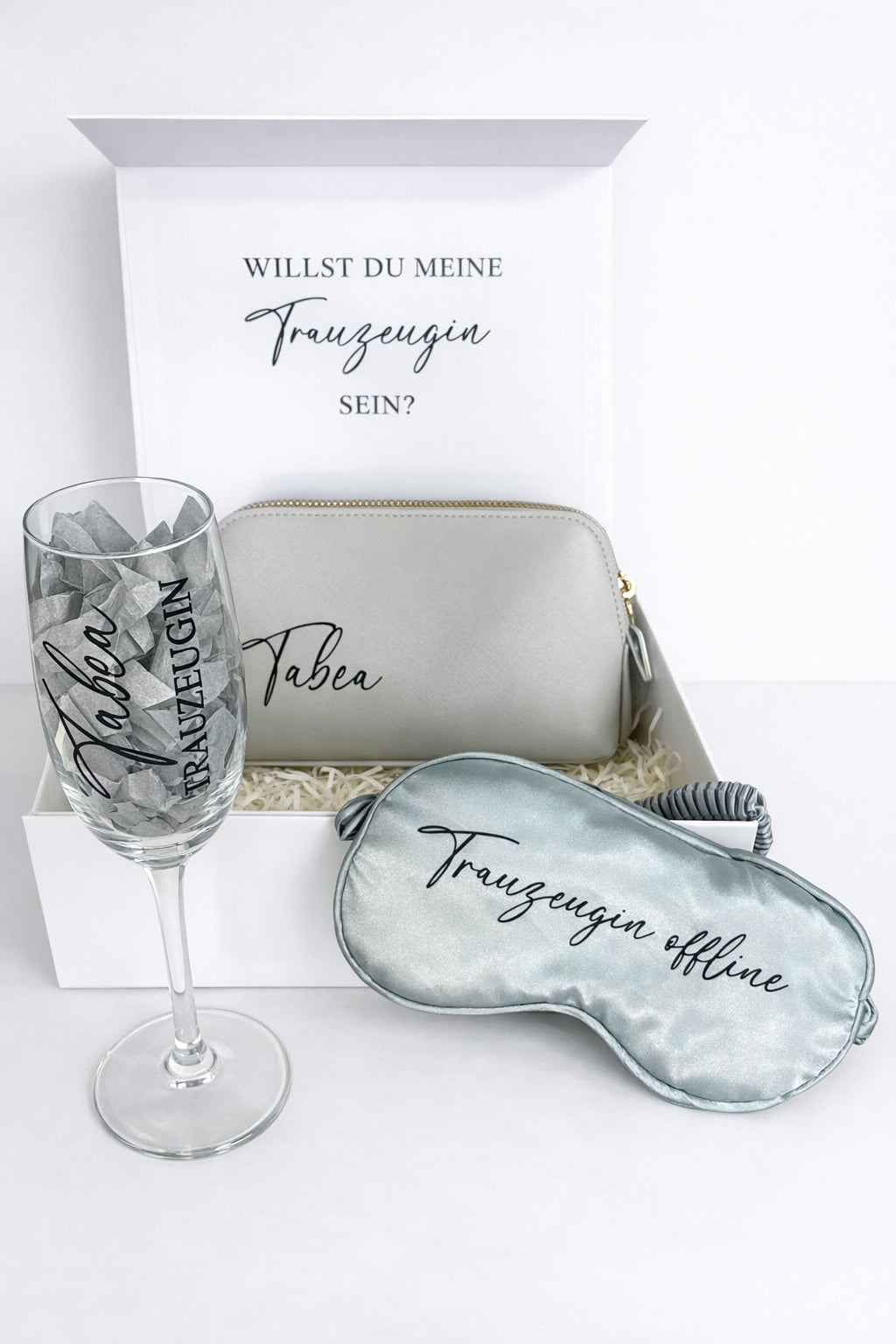 Personalisierte Trauzeugin Geschenkbox mit Sektglas, Kosmetiktasche und Schlafmaske in Grau – Name „Tabea“