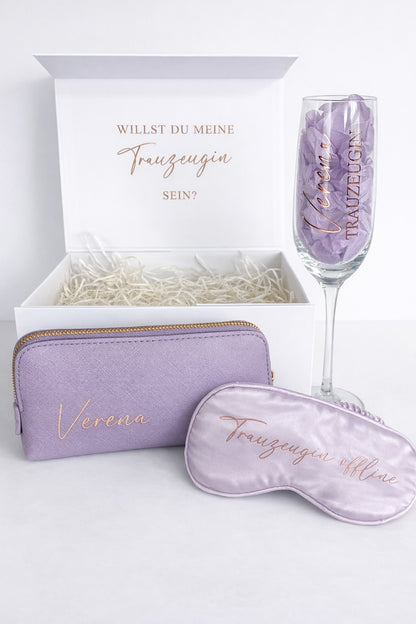 Personalisierte Trauzeugin Geschenkbox in Lila mit Sektglas, Kosmetiktasche und Schlafmaske – Name „Verena“