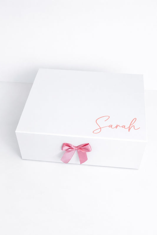 Weiße personalisierte Geschenkbox mit rosa Schleife und Name „Sarah“ – Trauzeugin Geschenkidee