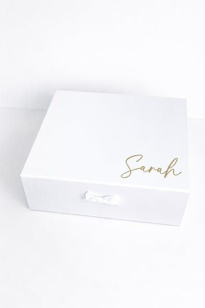 Weiße personalisierte Geschenkbox mit Name „Sarah“ – ideal als Trauzeugin Geschenkbox
