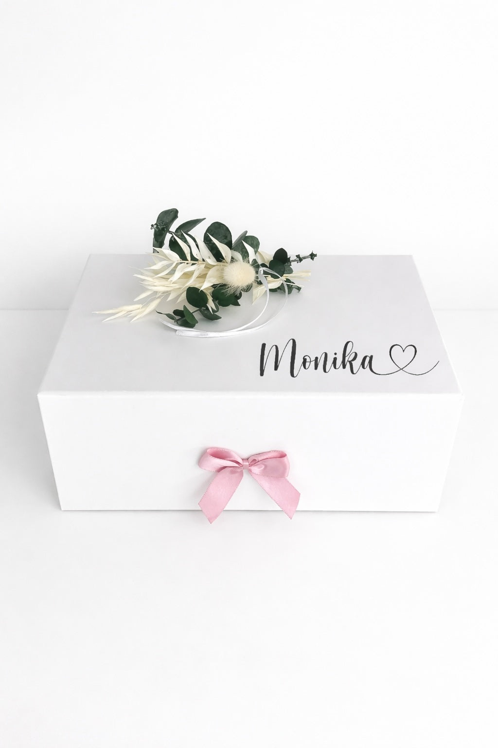 Personalisierte Trauzeugin Geschenkbox in Weiß mit Name „Monika“, Trockenblumen und rosa Schleife auf hellem minimalistischem Hintergrund