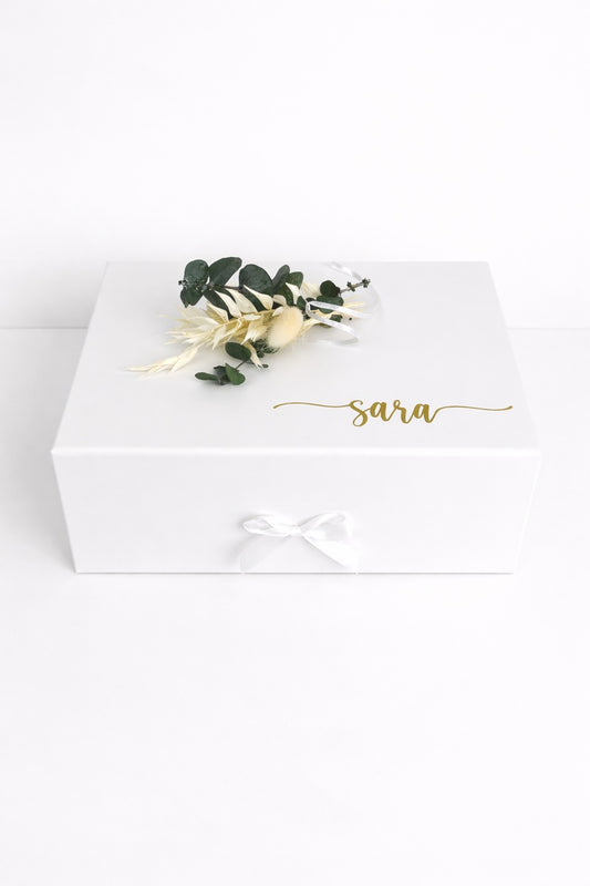Personalisierte Trauzeugin Geschenkbox in Weiß mit Name „Sara“, Trockenblumen und Schleife auf hellem minimalistischem Hintergrund