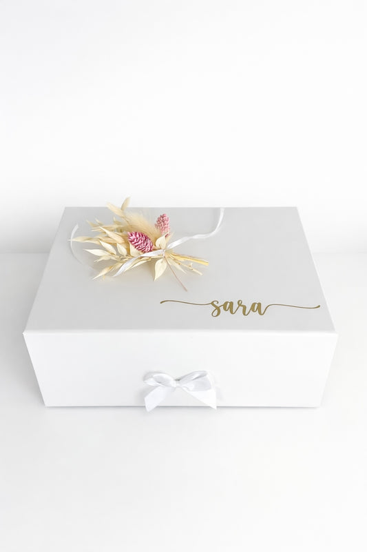 Weiße personalisierte Geschenkbox mit Trockenblumen und Name „Sara“ auf minimalistischem hellem Hintergrund