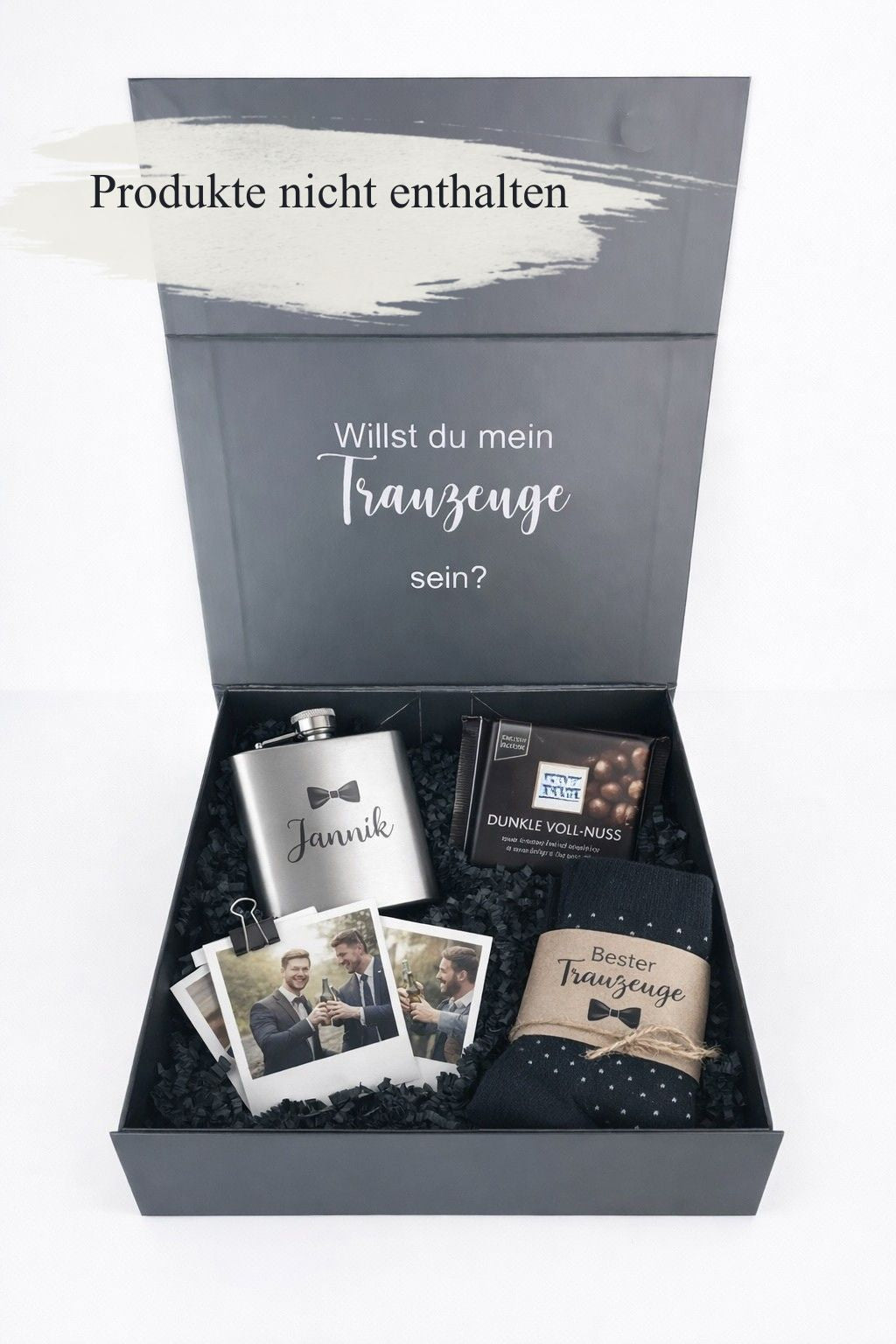 Offene schwarze Trauzeugen-Geschenkbox mit Aufdruck „Willst du mein Trauzeuge sein?“ – befüllt mit Flachmann, Fotos, Schokolade und Socken.