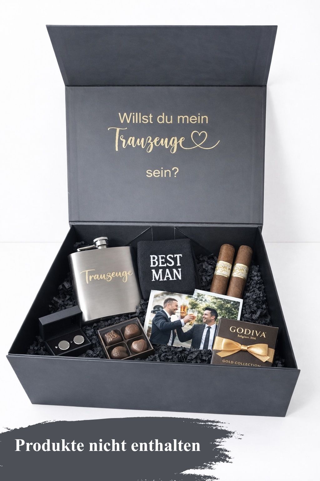 Offene Trauzeuge-Geschenkbox in Schwarz mit goldener Aufschrift, gefüllt mit Flachmann, Socken, Zigarren, Fotos, Schokolade und Manschettenknöpfen auf hellem Hintergrund