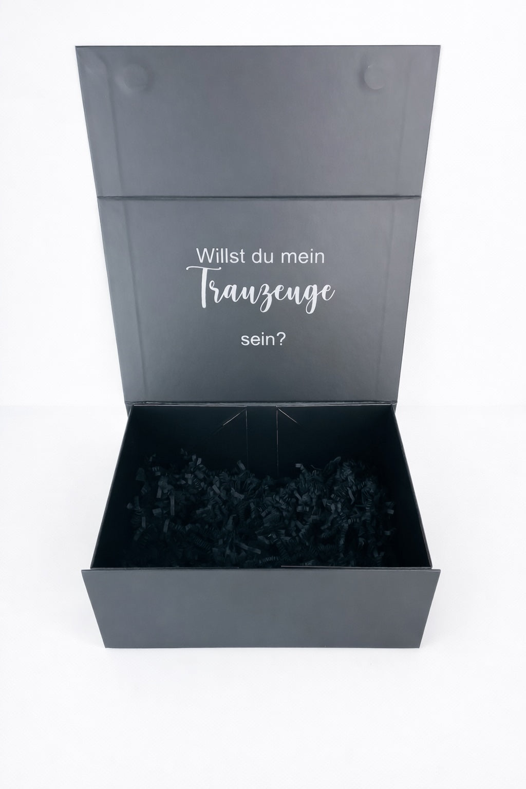 Offene Trauzeugen Geschenkbox in Schwarz mit Aufdruck ‚Willst du mein Trauzeuge sein?‘ auf hellem, minimalistischem Hintergrund.