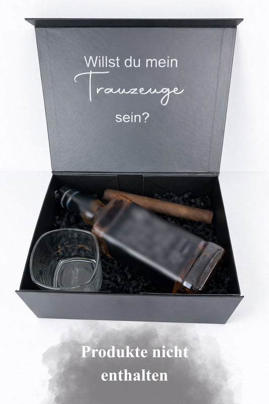 Offene Trauzeugen-Geschenkbox mit der Aufschrift ‚Willst du mein Trauzeuge sein?‘, mit Glas und unkenntlich gemachter Flasche auf hellem Hintergrund.