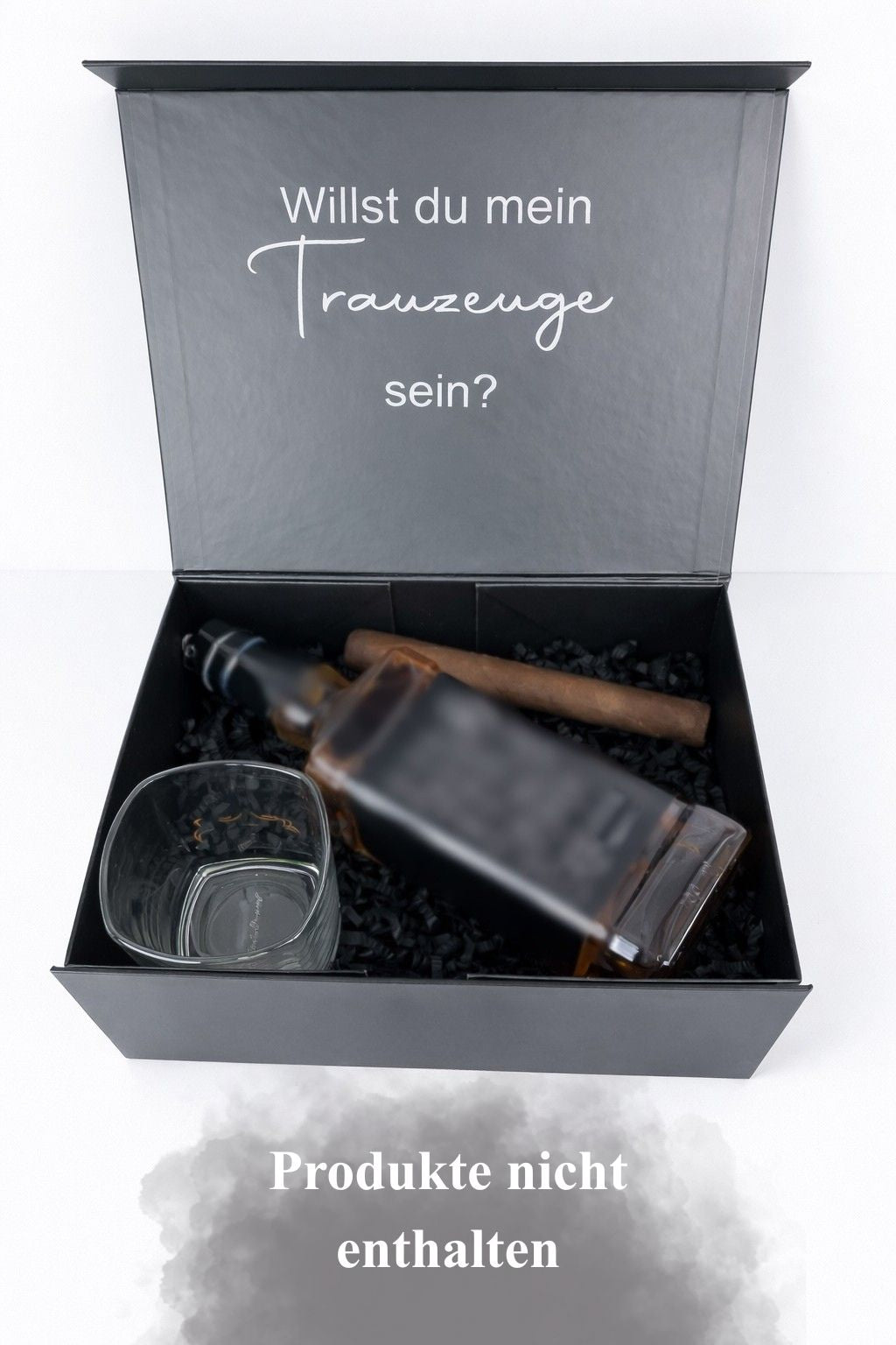 Offene Trauzeugen-Geschenkbox mit der Aufschrift ‚Willst du mein Trauzeuge sein?‘, mit Glas und unkenntlich gemachter Flasche auf hellem Hintergrund.