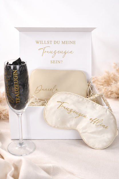 Personalisierte Trauzeugin Geschenkbox mit Sektglas, Schlafmaske und Kosmetiktasche in neutralem, hellem Hintergrund – Geschenkidee Hochzeit Trauzeugin fragen