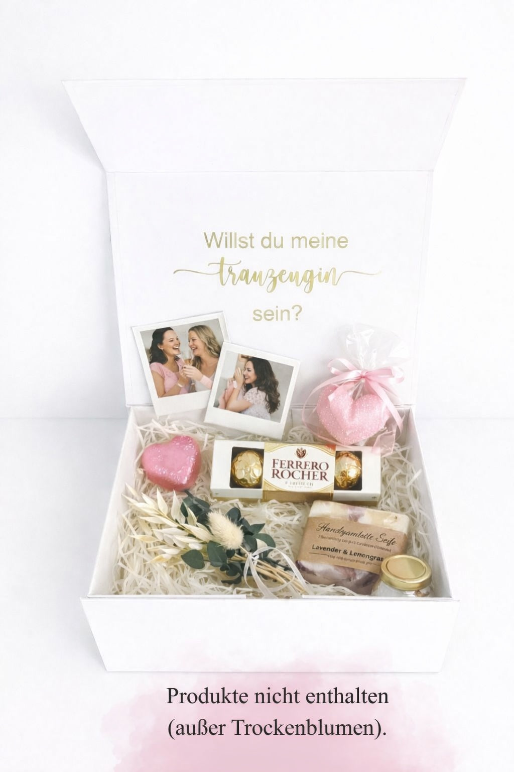 Personalisierte Geschenkbox mit der Aufschrift „Willst du meine Trauzeugin sein?“ in Gold, gefüllt mit Trockenblumen, Ferrero Rocher, Seife, rosa Badeherzen und zwei Fotos von Freundinnen.