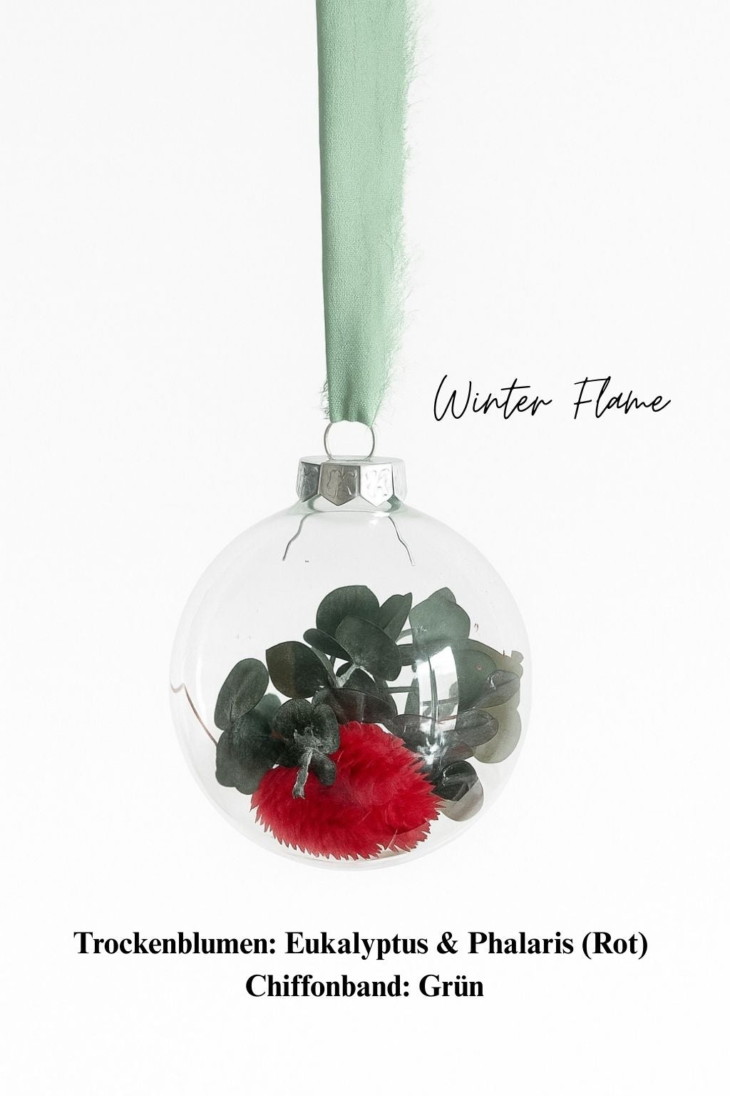Personalisierte Weihnachtskugel aus Glas mit silbernen Kranz und grünen Chiffon-Aufhänger, gefüllt mit roten Phalaris-Trockenblumen und grünem Eukalyptus, Variante ‚Winter Flame‘.
