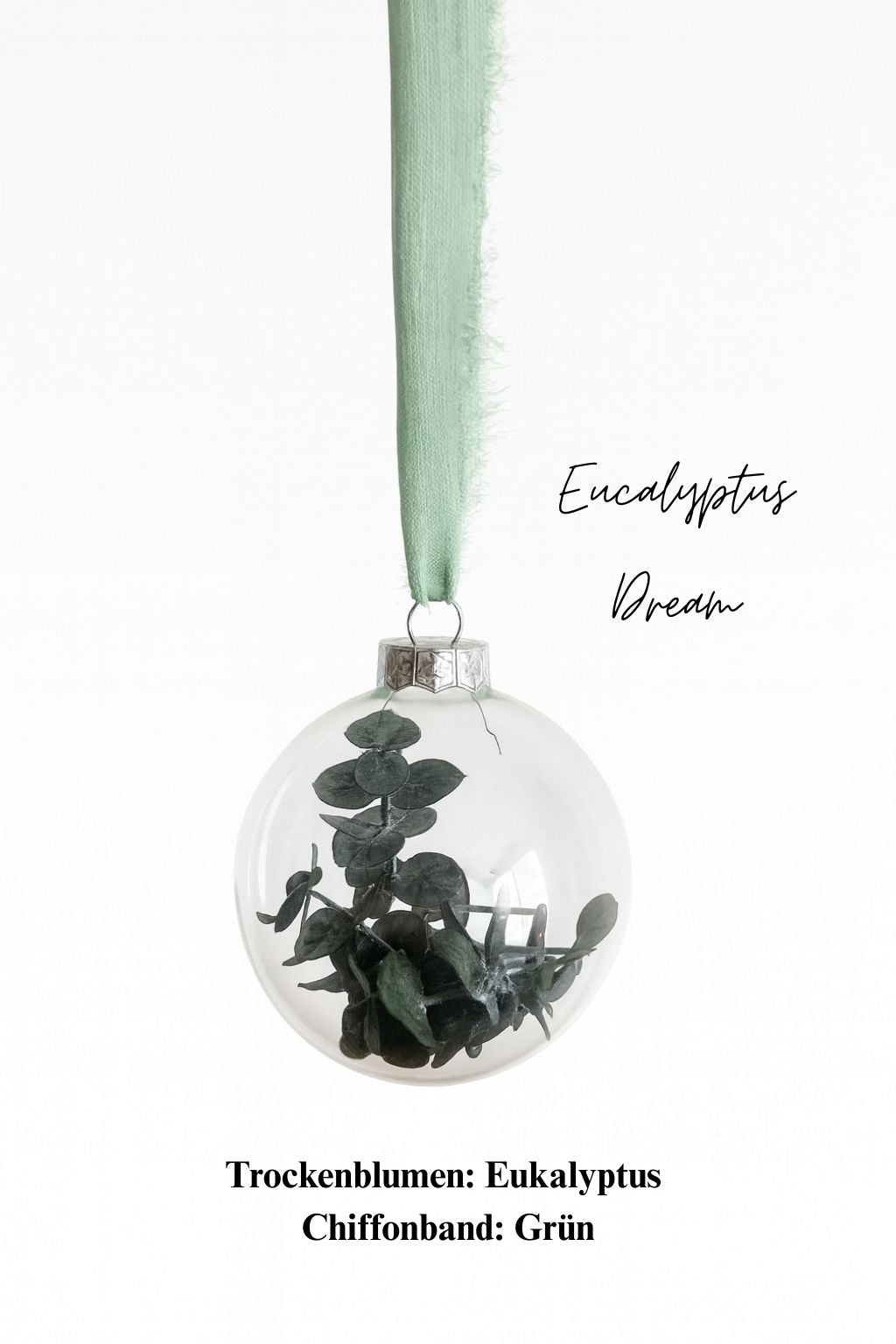 Personalisierte Weihnachtskugel aus Glas mit silbernem Kranz und grünen Chiffon-Aufhänger, gefüllt mit Eukalyptus-Trockenblättern, Variante ‚Eucalyptus Dream‘.