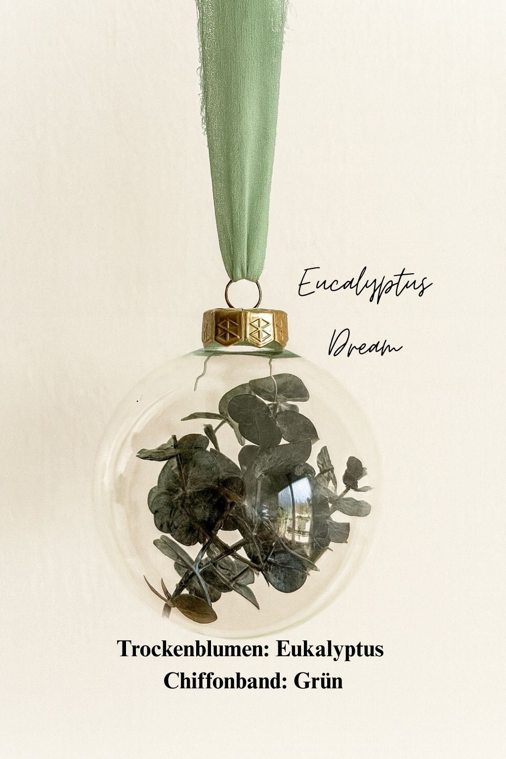 Personalisierte Weihnachtskugel aus Glas mit goldenem Kranz und grünen Chiffon-Aufhänger, gefüllt mit Eukalyptus-Trockenblättern, Variante ‚Eucalyptus Dream‘.
