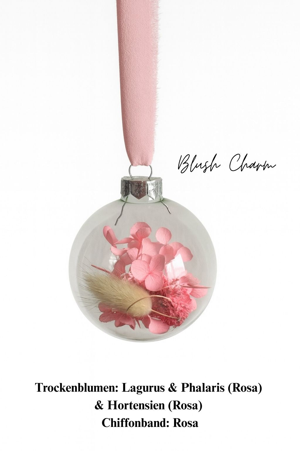 Personalisierte Weihnachtskugel aus Glas mit silbernen Kranz und rosa Chiffon-Aufhänger, gefüllt mit rosa Trockenblumen: Lagurus, Phalaris und Hortensien, Variante ‚Blush Charm‘.