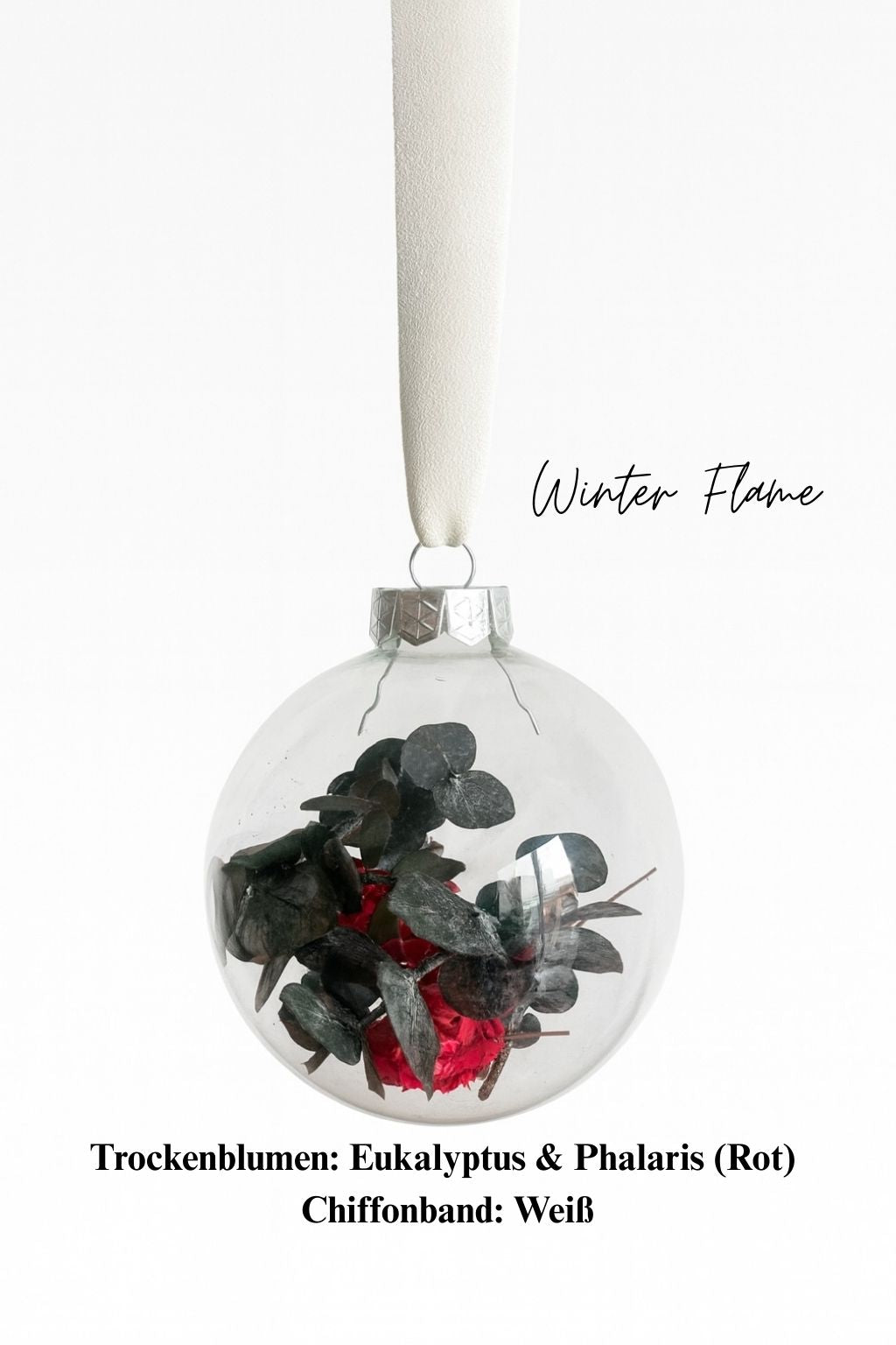 Personalisierte Weihnachtskugel aus Glas mit silbernen Kranz und weißen Chiffon-Aufhänger, gefüllt mit roten Phalaris-Trockenblumen und grünem Eukalyptus, Variante ‚Winter Flame‘.