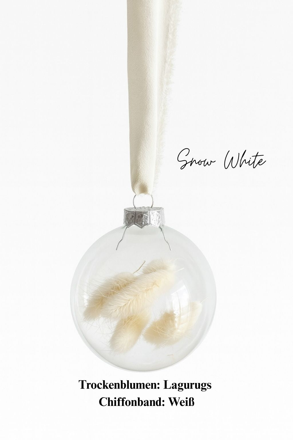 Personalisierte Weihnachtskugel aus Glas mit silbernem Kranz und weißen Chiffon-Aufhänger, gefüllt mit weißen Lagurus-Trockenblumen, Variante ‚Snow White‘.