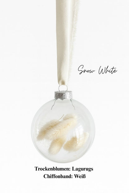 Personalisierte Weihnachtskugel aus Glas mit silbernem Kranz und weißen Chiffon-Aufhänger, gefüllt mit weißen Lagurus-Trockenblumen, Variante ‚Snow White‘.
