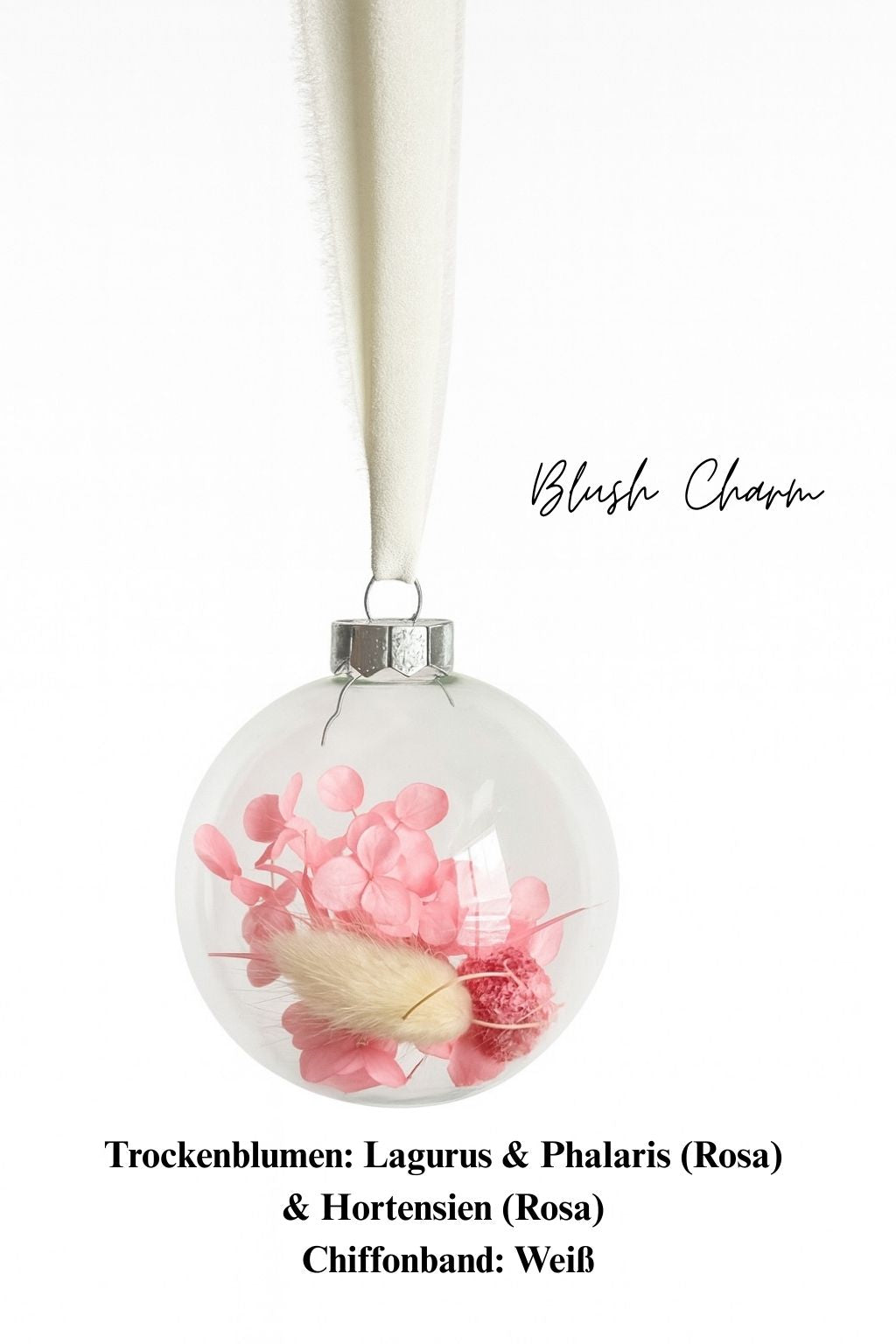 Personalisierte Weihnachtskugel aus Glas mit silbernen Kranz und weißen Chiffon-Aufhänger, gefüllt mit rosa Trockenblumen: Lagurus, Phalaris und Hortensien, Variante ‚Blush Charm‘.