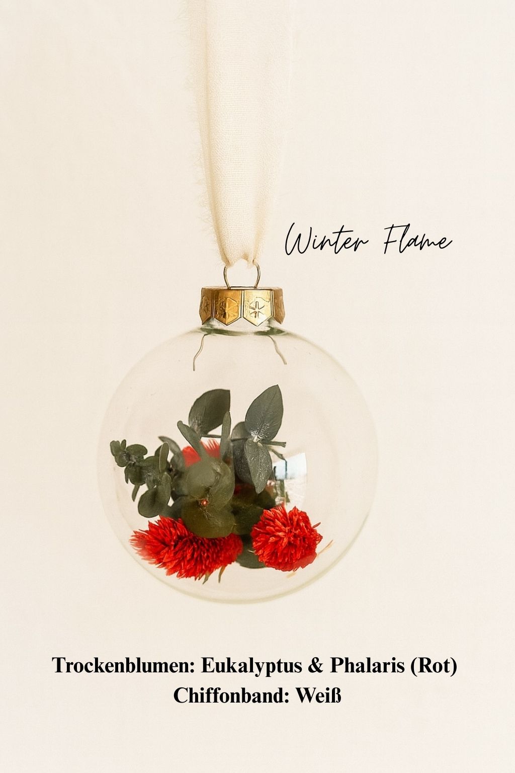 Personalisierte Weihnachtskugel aus Glas mit goldenem Kranz und weißen Chiffon-Aufhänger, gefüllt mit roten Phalaris-Trockenblumen und grünem Eukalyptus, Variante ‚Winter Flame‘.