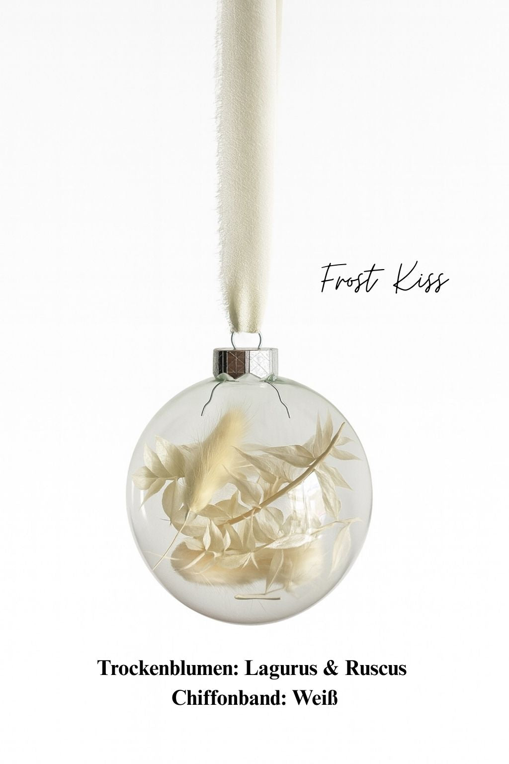 Personalisierte Weihnachtskugel aus Glas mit silbernem Kranz und weißen Chiffon-Aufhänger, gefüllt mit weißen Trockenblumen Lagurus und Ruscus, Variante ‚Frost Kiss‘.