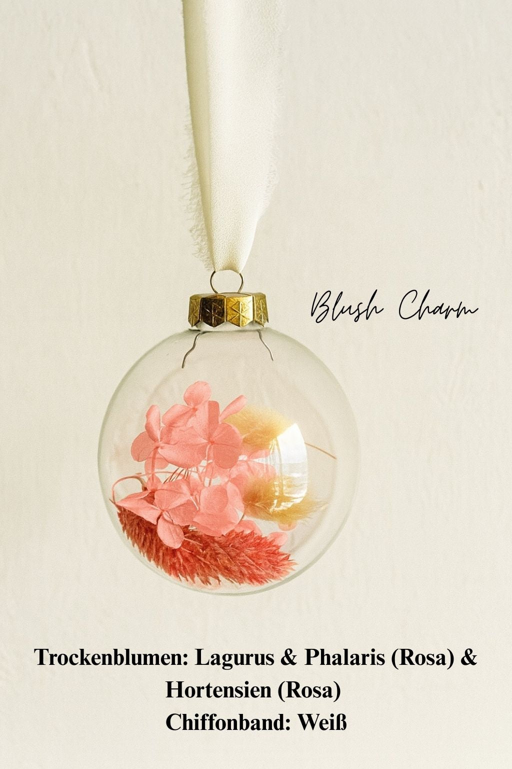 Personalisierte Weihnachtskugel aus Glas mit goldenen Kranz und weißen Chiffon-Aufhänger, gefüllt mit rosa Trockenblumen: Lagurus, Phalaris und Hortensien, Variante ‚Blush Charm‘.