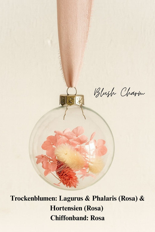 Personalisierte Weihnachtskugel aus Glas mit goldenen Kranz und rosa Chiffon-Aufhänger, gefüllt mit rosa Trockenblumen: Lagurus, Phalaris und Hortensien, Variante ‚Blush Charm‘.