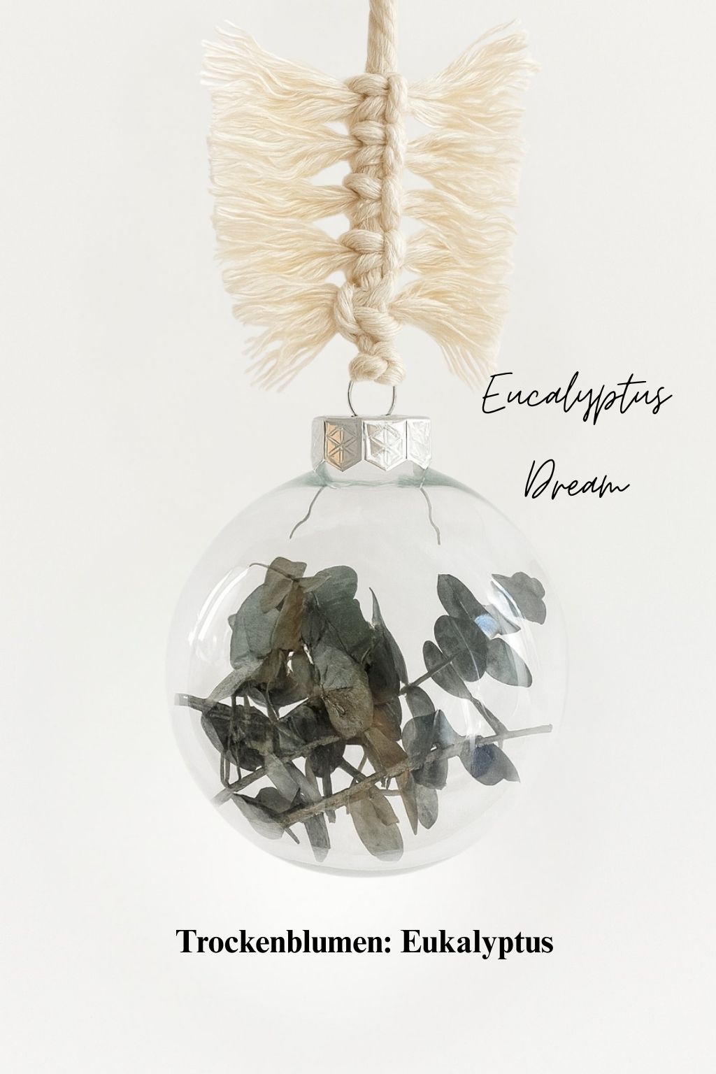 Personalisierte Weihnachtskugel aus Glas mit silbernem Kranz und handgemachtem Makramee-Aufhänger, gefüllt mit Eukalyptus-Trockenblättern, Variante ‚Eucalyptus Dream‘.