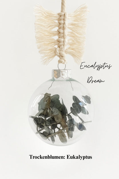 Personalisierte Weihnachtskugel aus Glas mit silbernem Kranz und handgemachtem Makramee-Aufhänger, gefüllt mit Eukalyptus-Trockenblättern, Variante ‚Eucalyptus Dream‘.