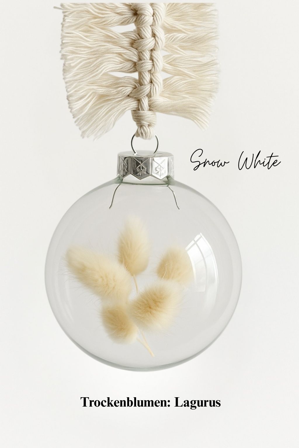 Personalisierte Weihnachtskugel aus Glas mit silbernem Kranz und handgemachtem Makramee-Aufhänger, gefüllt mit weißen Lagurus-Trockenblumen, Variante ‚Snow White‘.