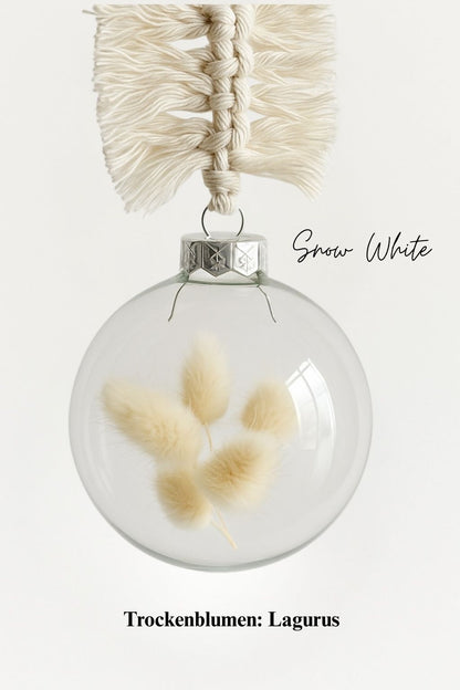 Personalisierte Weihnachtskugel aus Glas mit silbernem Kranz und handgemachtem Makramee-Aufhänger, gefüllt mit weißen Lagurus-Trockenblumen, Variante ‚Snow White‘.