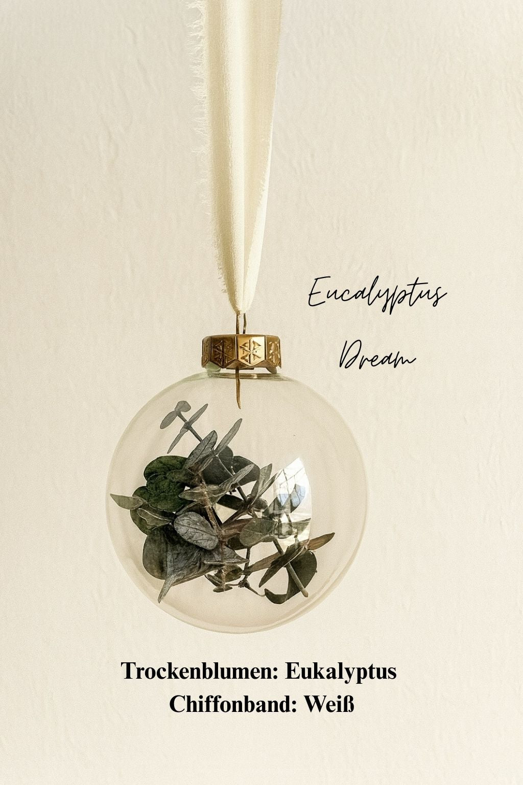 Personalisierte Weihnachtskugel aus Glas mit goldenem Kranz und weißen Chiffon-Aufhänger, gefüllt mit Eukalyptus-Trockenblättern, Variante ‚Eucalyptus Dream‘.