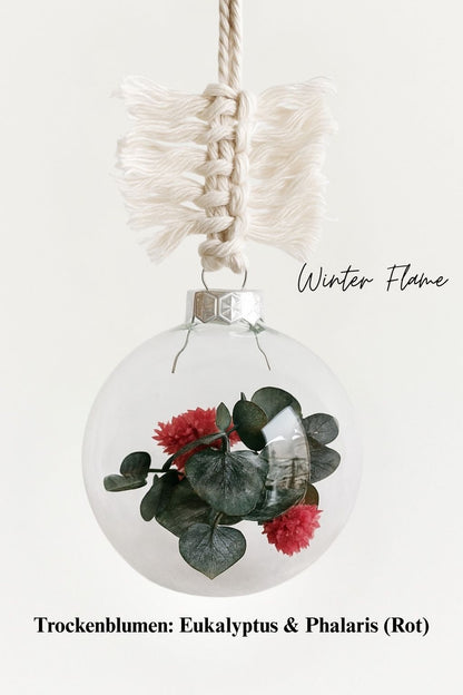 Personalisierte Weihnachtskugel aus Glas mit silbernen Kranz und handgemachtem Makramee-Aufhänger, gefüllt mit roten Phalaris-Trockenblumen und grünem Eukalyptus, Variante ‚Winter Flame‘.