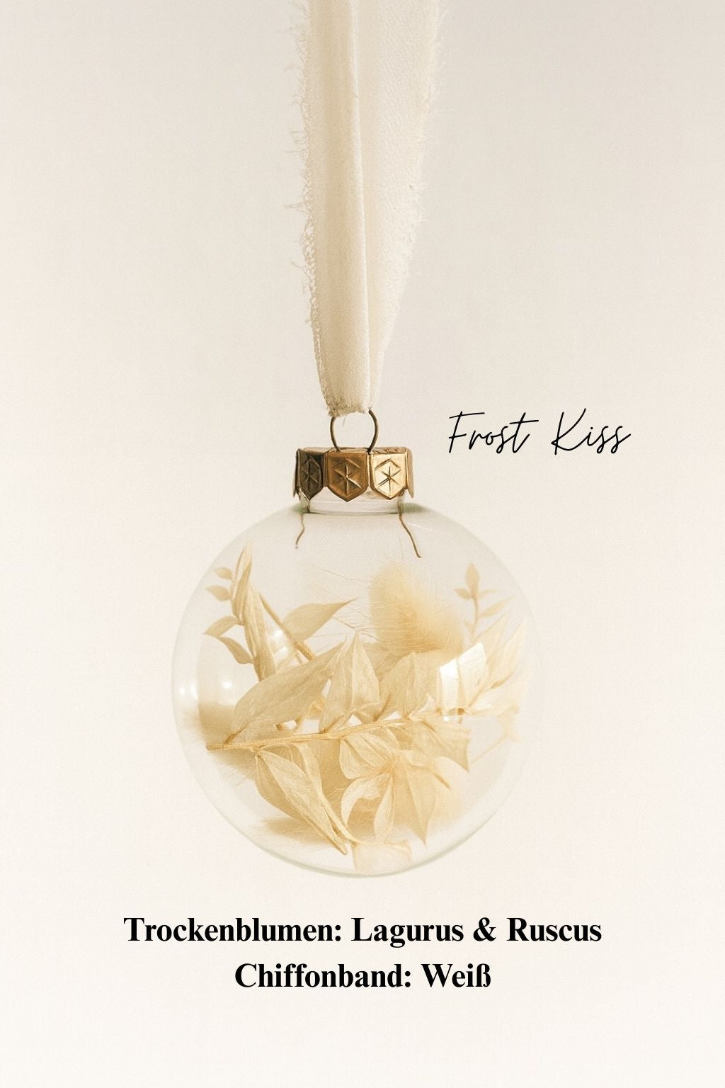 Personalisierte Weihnachtskugel aus Glas mit goldenem Kranz und weißen Chiffon-Aufhänger, gefüllt mit weißen Trockenblumen Lagurus und Ruscus, Variante ‚Frost Kiss‘.