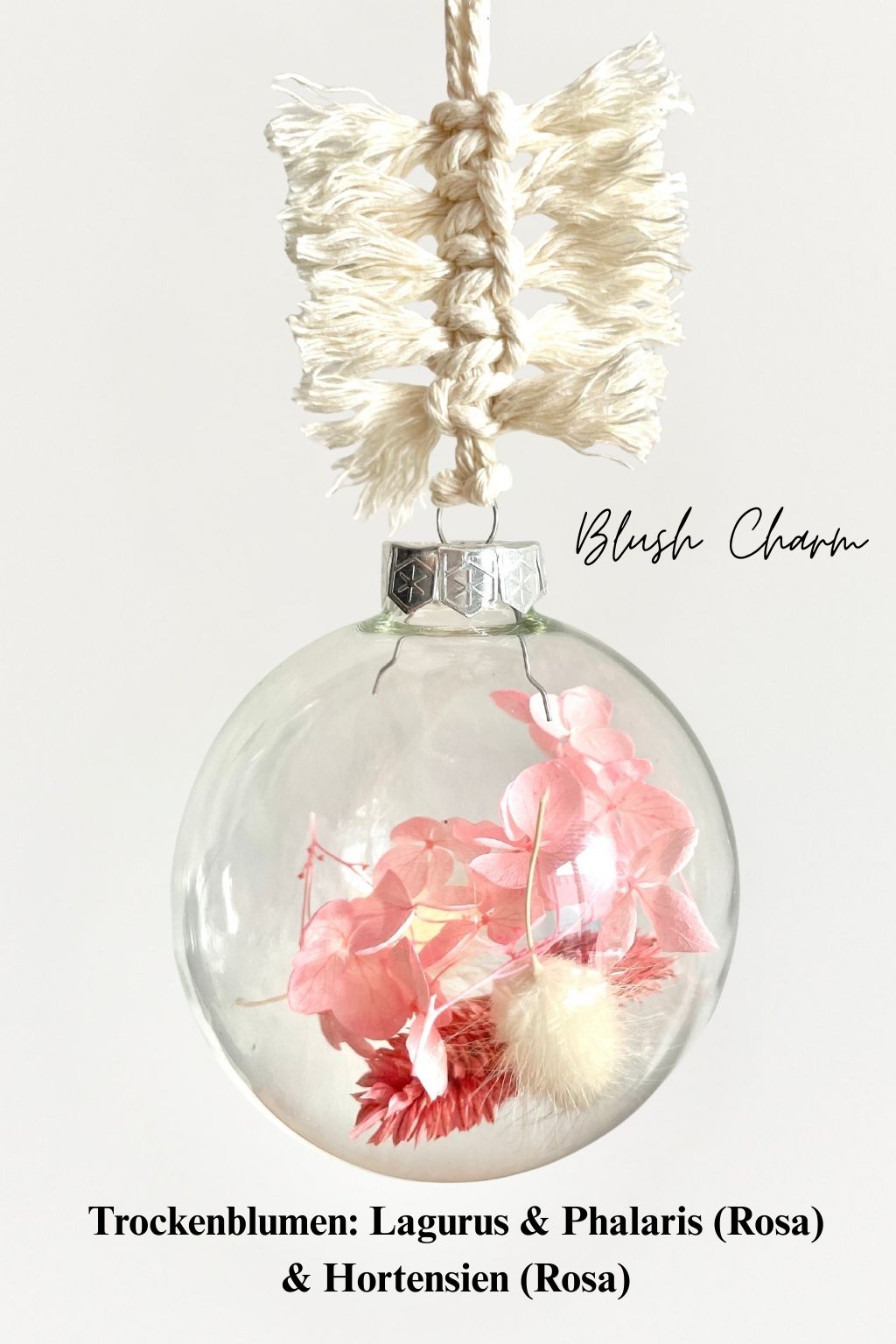 Personalisierte Weihnachtskugel aus Glas mit silbernen Kranz und handgemachtem Makramee-Aufhänger, gefüllt mit rosa Trockenblumen: Lagurus, Phalaris und Hortensien, Variante ‚Blush Charm‘.