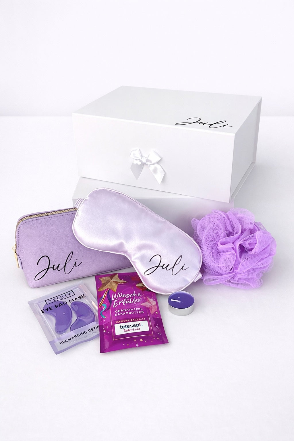 Personalisierte lila Schlafmaske mit Name Juli als Teil einer Wellness-Geschenkbox für Frauen