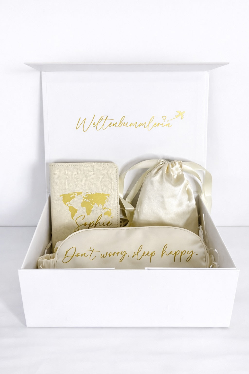 Weltenbummlerin Geschenkbox in Creme mit personalisierter Passhülle, Schlafmaske und Geschenkbeutel
