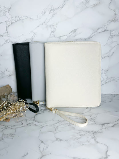 Dokumentenorganizer für Reiseunterlagen in den Farben Schwarz, Hellgrau und Oyster als Variantenübersicht.