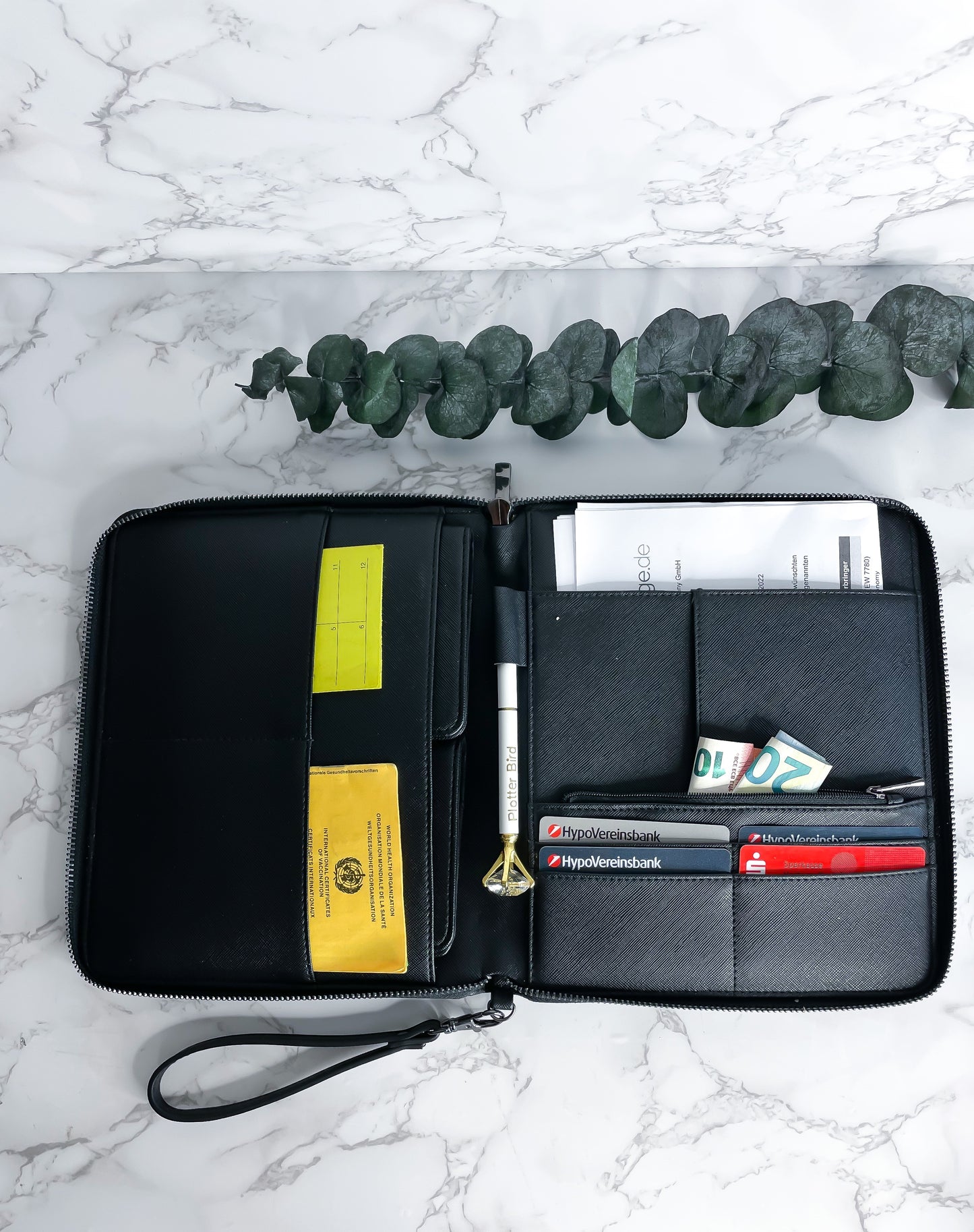 Innenansicht eines Dokumentenorganizers mit Beispielinhalt für Reiseunterlagen und wichtige Dokumente.