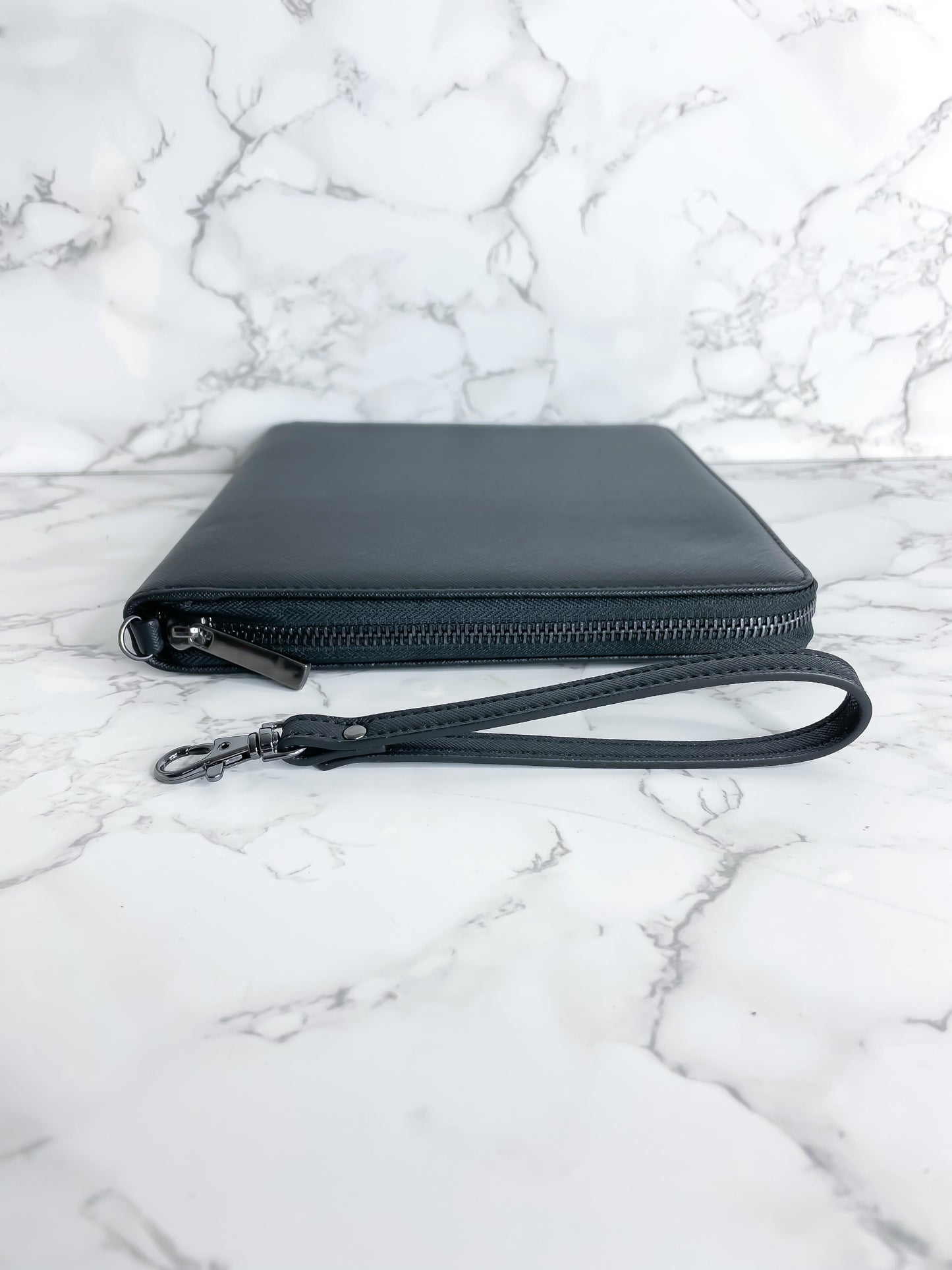 Schwarzer Dokumentenorganizer für Reiseunterlagen mit schwarzem Reißverschluss.