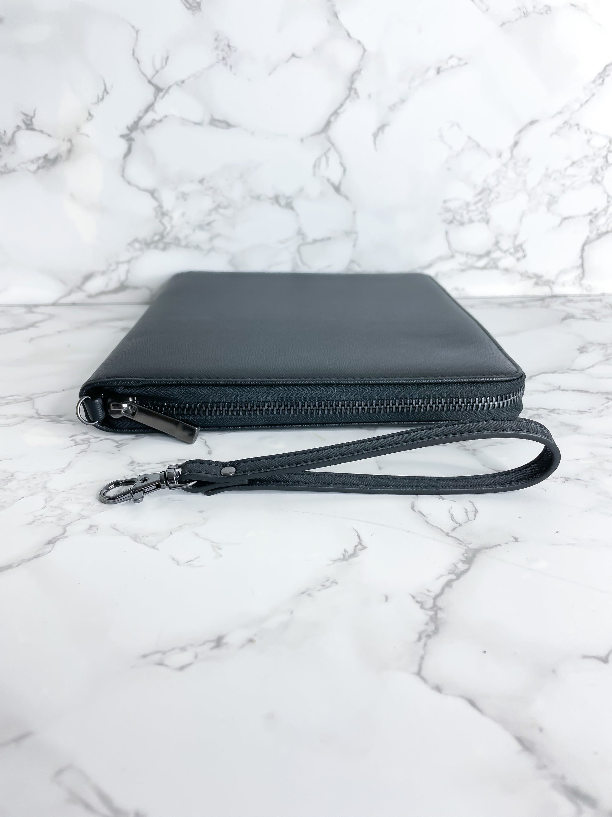 Schwarzer Dokumentenorganizer für Reiseunterlagen mit schwarzem Reißverschluss.